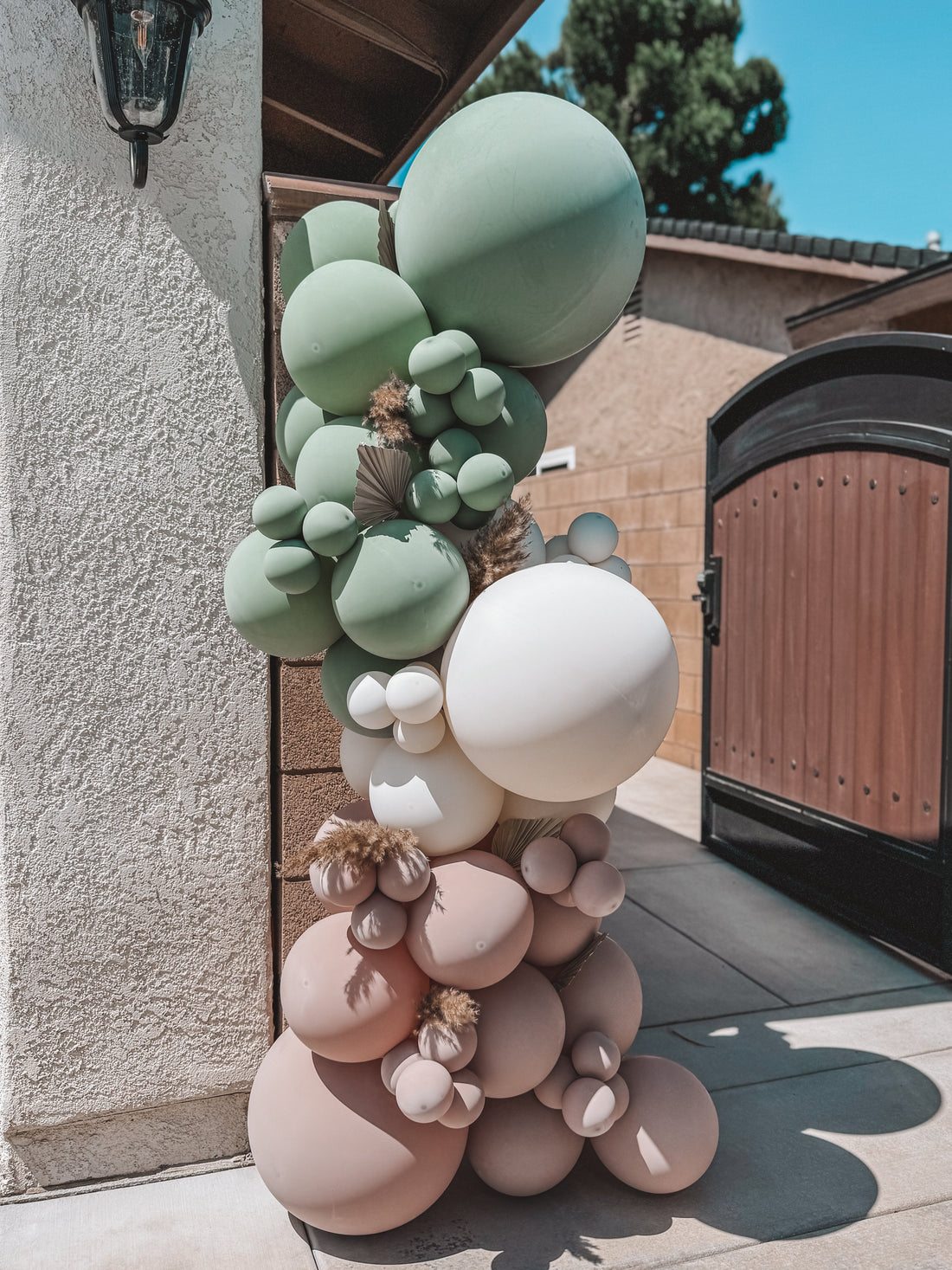 🎈 First Impressions Matter: Why Entry Balloon Garlands Are a Must-Have for Your Next Event