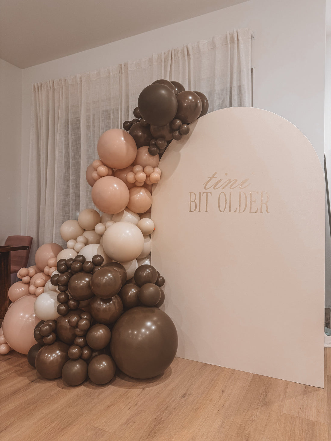 🥂 “A Tini Bit Older” Balloon Decor That Brings the Brunch Vibes to Life